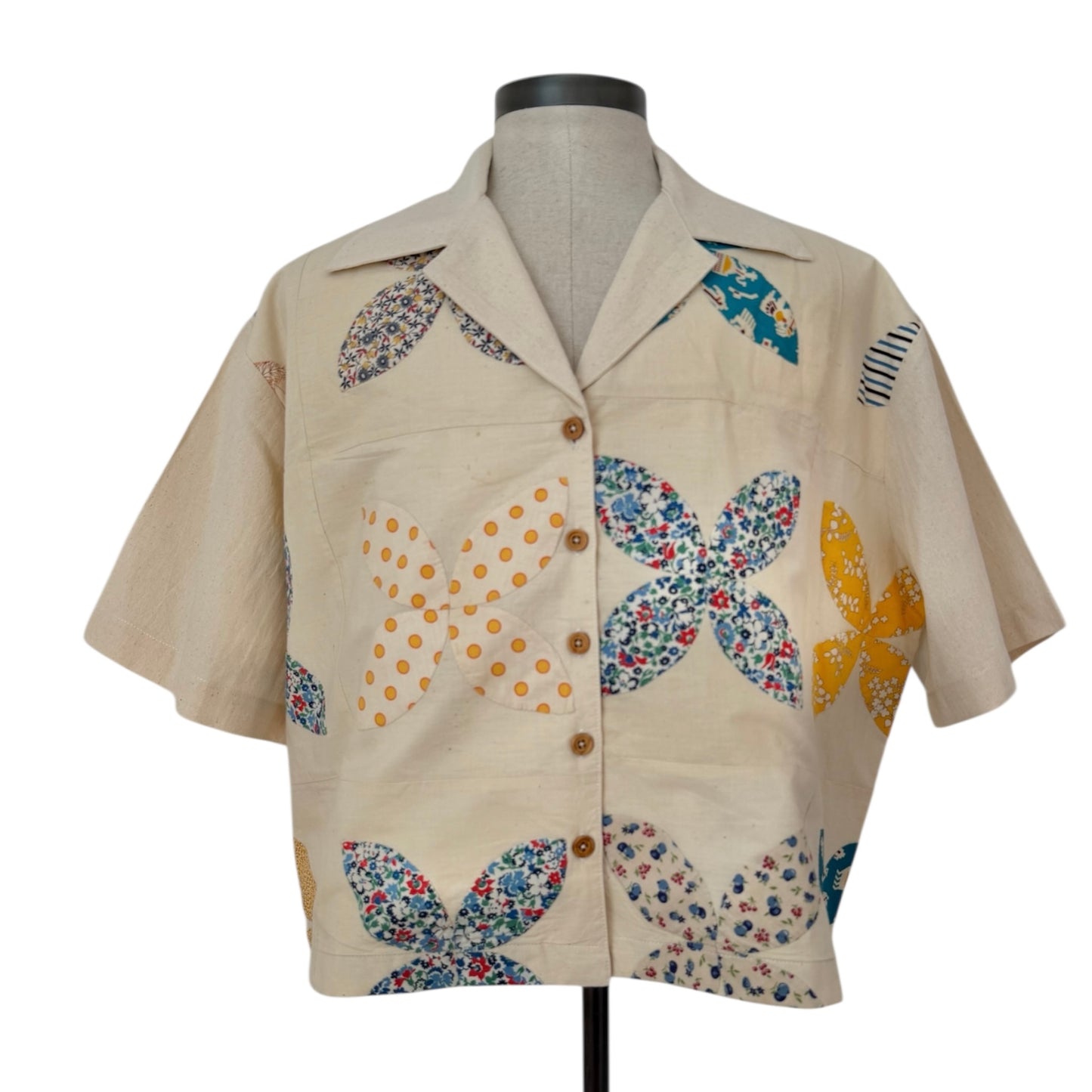 Appliqued flowers cropped camp shirt [XL]