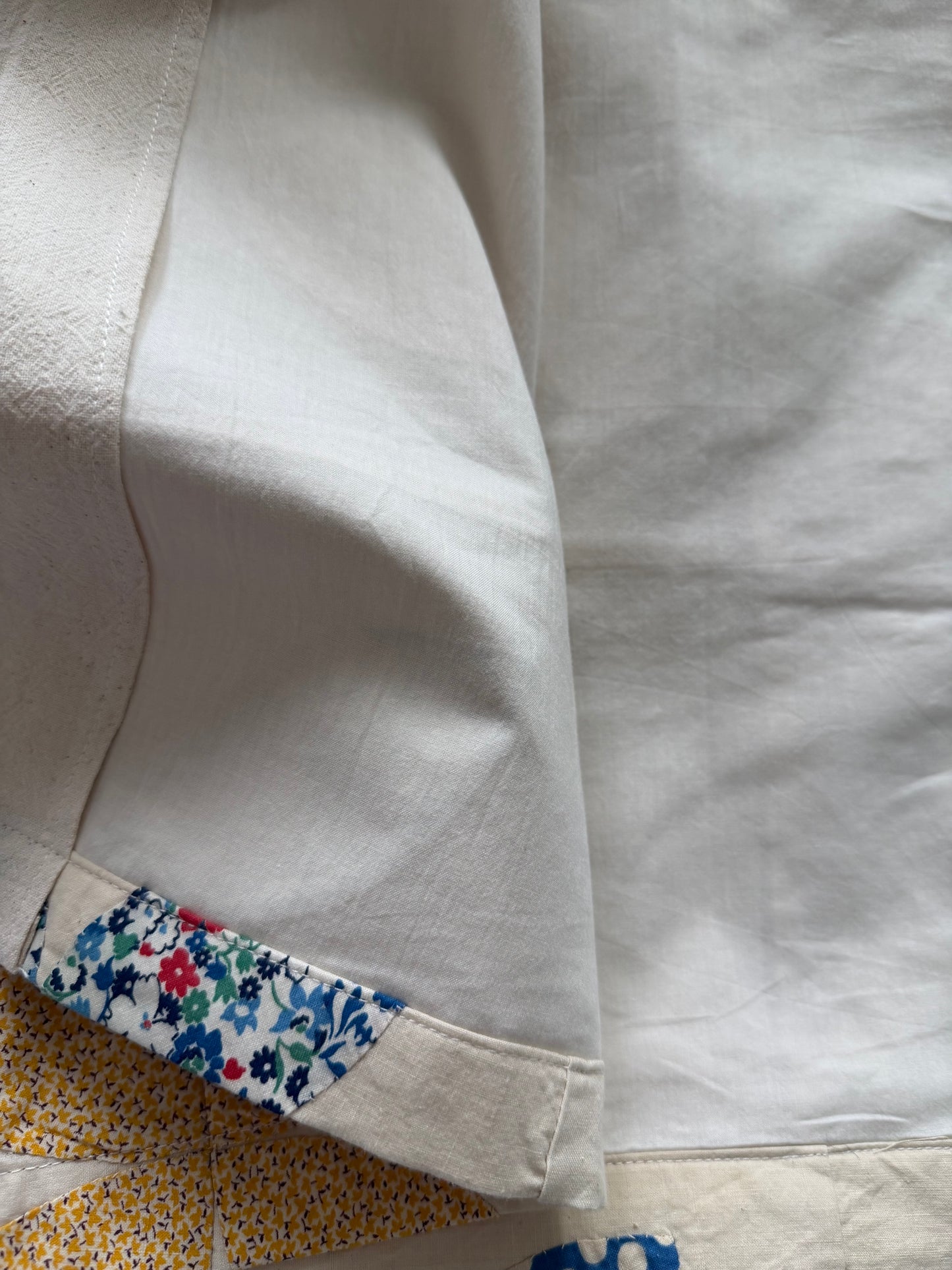 Appliqued flowers cropped camp shirt [XL]