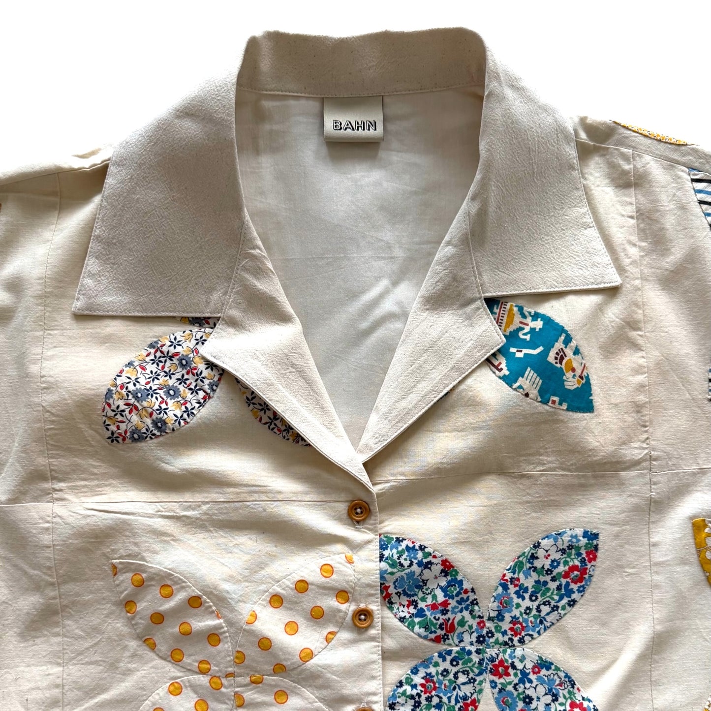 Appliqued flowers cropped camp shirt [XL]